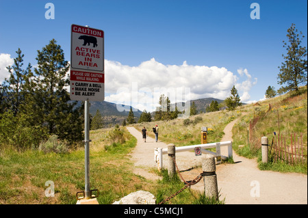 Recare un segno di avvertimento dai sentieri al di sopra del lago Okanagan, Kelowna, Canada Foto Stock