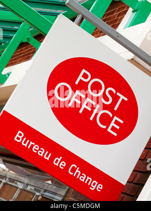 Segno al di fuori di un British Post Office e bureau de change in Lichfield Inghilterra England Foto Stock