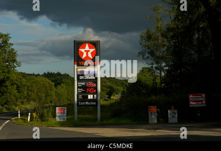 Segno a Texaco stazione di benzina, vicino a Newby Bridge, South Lakeland, Cumbria, England Regno Unito Foto Stock