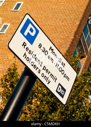 Resident Permit Holders solo segno di parcheggio al di fuori di un blocco di appartamenti in Hackney East London REGNO UNITO Foto Stock