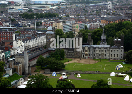 Vista aerea del palazzo vittoriano in stile gotico (R) e della torre dell'orologio del castello di Cardiff, preso da un alto edificio nelle vicinanze, Cardiff, Galles Foto Stock