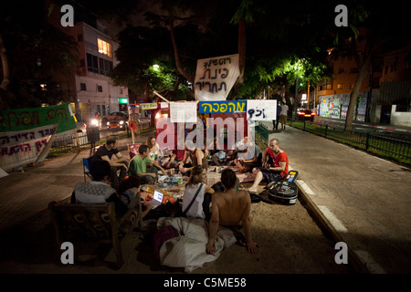 Gli israeliani in Campeggio in tenda città composto in Rothschild avenue a Tel Aviv durante una manifestazione di protesta contro il vertiginoso aumento dei prezzi di alloggiamento in Israele. La giustizia sociale protestare anche chiamato tende protesta erano una serie di manifestazioni in Israele a partire dal mese di luglio 2011 coinvolge centinaia di migliaia di manifestanti da una varietà di socio-economica opponendosi al continuo aumento del costo della vita in particolare l'alloggiamento. Foto Stock