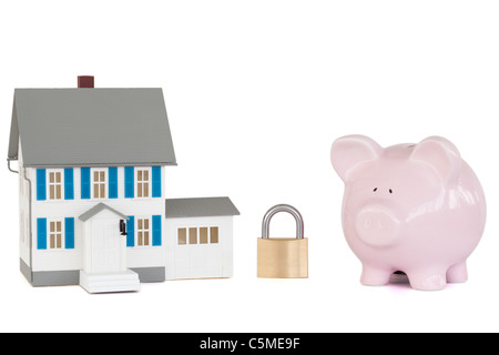 Casa bloccato con un lucchetto e rosa salvadanaio Foto Stock