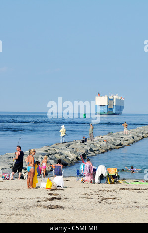 Supporto auto nave da trasporto eccellente Ace con la gente sulla spiaggia e molo in primo piano, Cape Cod STATI UNITI D'AMERICA. Foto Stock