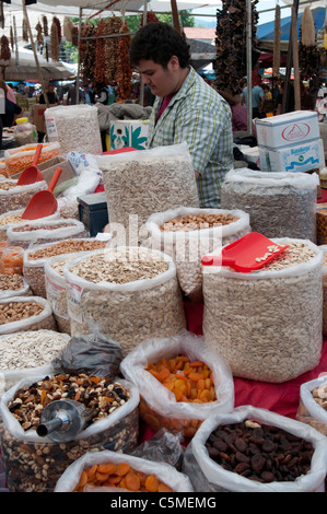 La vendita di noci, legumi e frutta secca al mercato settimanale a Selcuk, Turchia occidentale Foto Stock