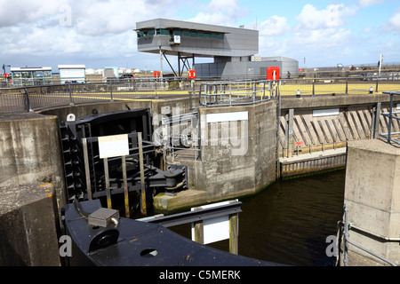 La Baia di Cardiff Barrage Centro di controllo e di blocco, Cardiff, South Glamorgan, Wales, Regno Unito Foto Stock