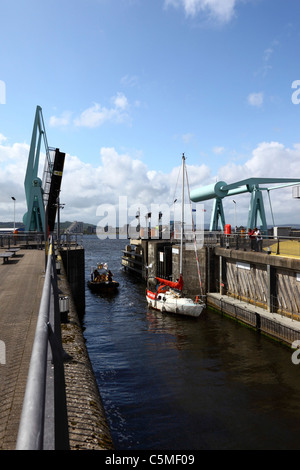 Ponte mobile aperto per consentire il passaggio di barche nella serratura, Cardiff Bay Barrage , Cardiff, South Glamorgan, Wales, Regno Unito Foto Stock