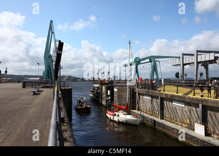 Ponte mobile aperto per consentire il passaggio di barche nella serratura, Cardiff Bay Barrage , Cardiff, South Glamorgan, Wales, Regno Unito Foto Stock