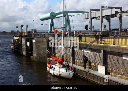 Imbarcazione a vela in blocco, Cardiff Bay Barrage , Cardiff, South Glamorgan, Wales, Regno Unito Foto Stock