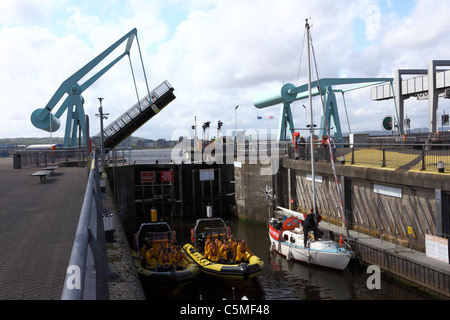 Ponte mobile di chiusura, livello acqua andando giù in blocco in modo barche possono andare per mare, la Baia di Cardiff Barrage , Wales, Regno Unito Foto Stock