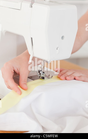 Mani caucasica utilizzando una macchina di cucitura Foto Stock