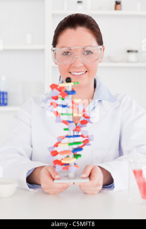 Ai giovani scienziati che mostra la doppia elica del DNA modello Foto Stock
