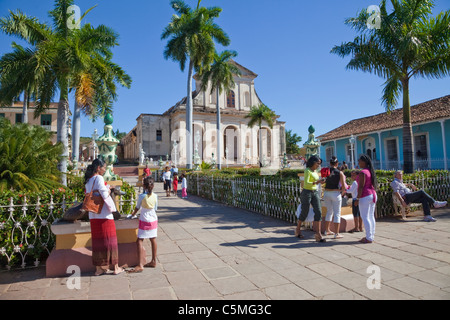 Cuba Trinidad. Plaza Mayor, Chiesa della Santa Trinità in background, tardo XIX secolo. Foto Stock