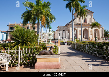 Cuba Trinidad. Plaza Mayor, Chiesa della Santa Trinità in background, tardo XIX secolo. Foto Stock