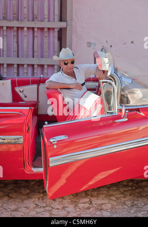 Trinidad, Cuba. 1959 Chevrolet Impala e proprietario. Foto Stock