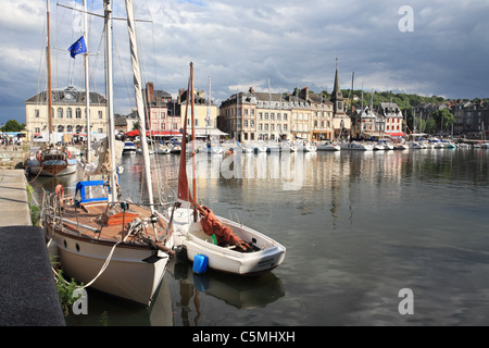 Barche ormeggiate all'interno del vecchio porto di Honfleur, Normandia, Francia. In fondo è il Quai St Etienne. Foto Stock