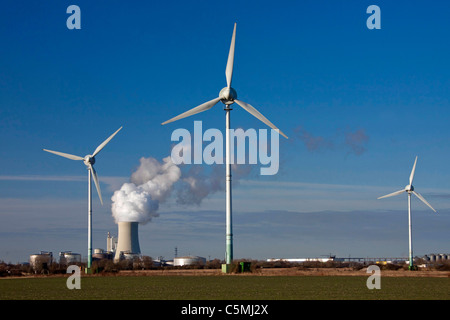 Rostock Power Plant con torri di raffreddamento e delle turbine a vento, Meclenburgo-Pomerania Occidentale, Germania. Foto Stock