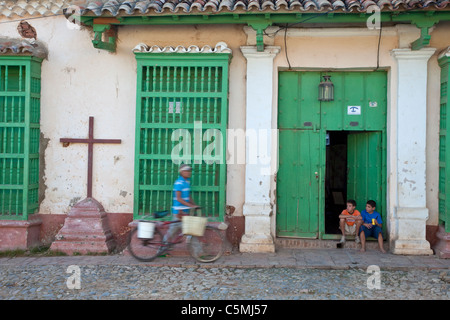 Cuba Trinidad. Ragazzi seduti nella porta di casa privata. Foto Stock