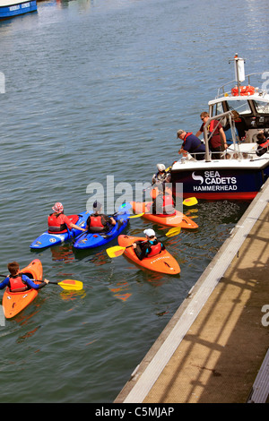 Gli adolescenti che partecipano a un kayak classe durante le vacanze estive a Weymouth Dorset Foto Stock