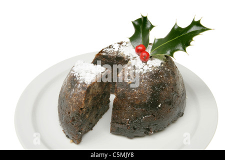 Pudding natalizio su una piastra isolata contro bianco Foto Stock