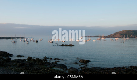 Barche in Braye Bay, Alderney, Isole del Canale, al tramonto Foto Stock