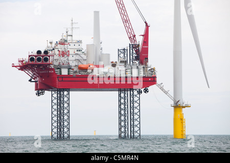 Il jack up barge, Kraken, caricato con le parti della turbina per il Walney offshore wind farm, Cumbria, Regno Unito. Foto Stock