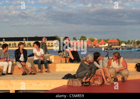 Pubblico la visione di ballerini africani a Ofelia spiaggia che è la Royal Danish Theatre la nuova porta fuori fase. Foto Stock