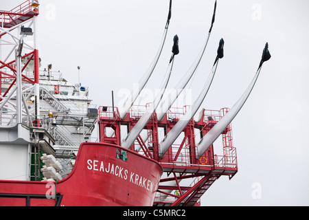 Il jack up barge, Kraken, caricato con le parti della turbina per il Walney offshore wind farm, Cumbria, Regno Unito. Foto Stock