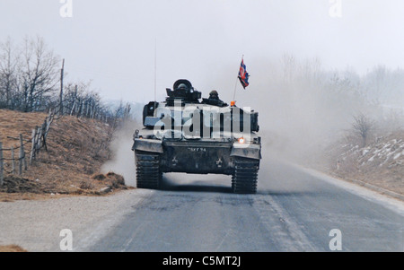 Truppe britanniche di mantenimento della pace parte della NATO dagli Hussars reali della Regina in Bosnia nel 1996 . in pattuglia in un carro armato Challenger Foto Stock