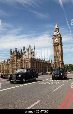 Londra taxi sul Westminster Bridge, Westminster, London, England, Regno Unito Foto Stock