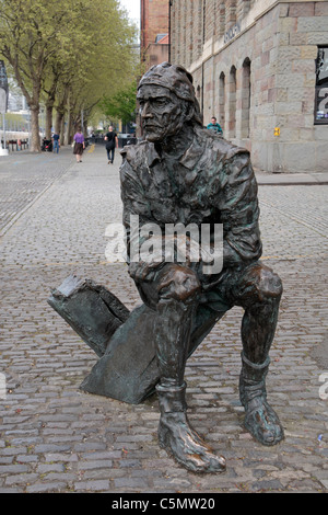 Una statua di bronzo di John Cabot da Stephen Joyce accanto a Bush House su strette Quay, Bristol, Inghilterra. Foto Stock