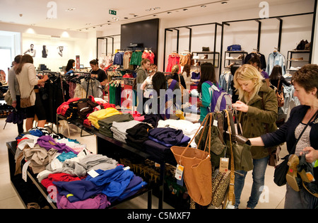 Donne shopping per i vestiti nelle vendite, London REGNO UNITO Foto Stock