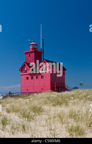 Il grande Faro rosso sulle rive del lago Michigan vicino Holland, MI, Stati Uniti d'America. Foto Stock