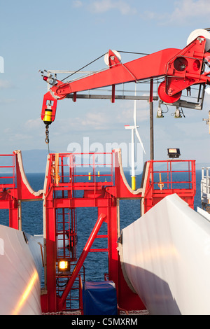 Il jack up barge, Kraken, caricato con le turbine eoliche per la Walney per centrali eoliche offshore project, off Barrow in Furness, Foto Stock