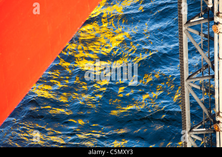 Il jack up barge, Kraken, caricato con le turbine eoliche per la Walney per centrali eoliche offshore project, off Barrow in Furness, Foto Stock