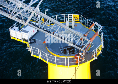 Preparazione per abbassare un pezzo della torre su una turbina a vento sulla base dell'Walney offshore wind farm, Cumbria, Regno Unito. Foto Stock