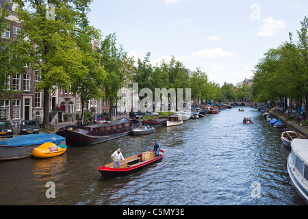 Piccola Vela chiatta su una città canal, Amsterdam, Paesi Bassi Foto Stock