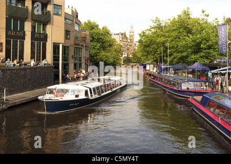 Turista su una chiatta per tour in barca a vela sul Singel Gracht-Canal vicino a Max Euwe-plein, Amsterdam Foto Stock