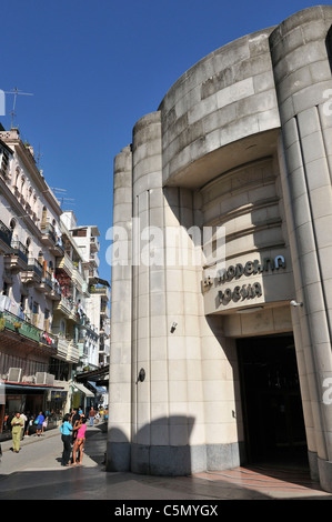 L'Avana. Cuba. La Moderna Poesia (architetto Ricardo Mira 1941), libreria sulla Calle Obispo, Habana Vieja / Avana Vecchia. Foto Stock