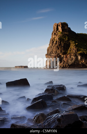 Una lunga esposizione di immagine sfocata del mare e rocce in corrispondenza del foro nella parete, sud africa Foto Stock