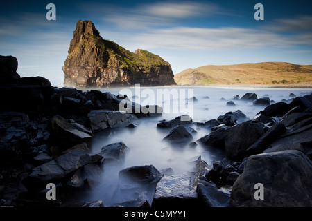 Una lunga esposizione di immagine sfocata del mare e rocce in corrispondenza del foro nella parete, sud africa Foto Stock