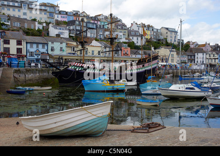 Barche da pesca in porto a Brixham, Devon, Inghilterra Foto Stock