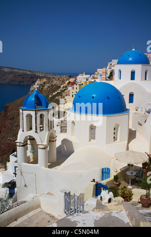 Il famoso le cupole blu di Anastasi chiesa nel villaggio di Oia Santorini Grecia Foto Stock
