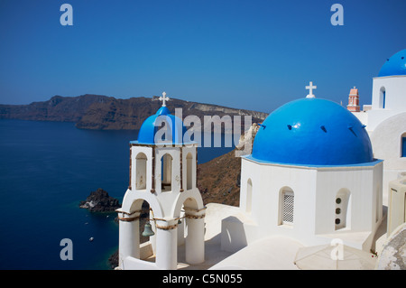 Il famoso le cupole blu di Anastasi chiesa nel villaggio di Oia Santorini Grecia Foto Stock