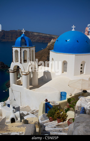 Il famoso le cupole blu di Anastasi chiesa nel villaggio di Oia Santorini Grecia Foto Stock