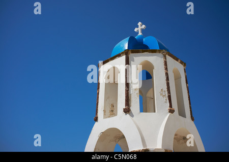 Il famoso le cupole blu di Anastasi chiesa nel villaggio di Oia Santorini Grecia Foto Stock