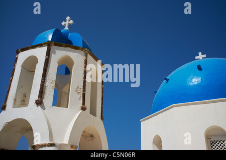 Il famoso le cupole blu di Anastasi chiesa nel villaggio di Oia Santorini Grecia Foto Stock