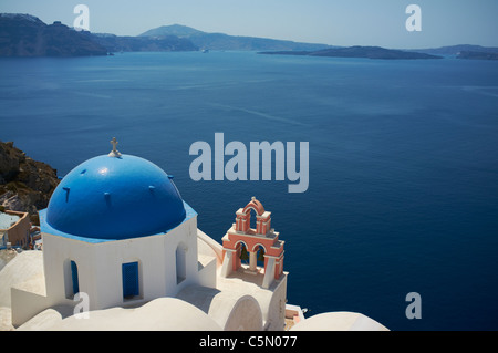 Il famoso le cupole blu di Anastasi chiesa nel villaggio di Oia Santorini Grecia Foto Stock