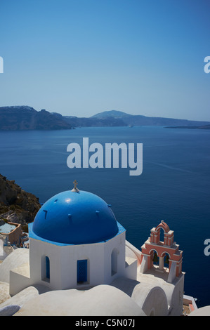 Il famoso le cupole blu di Anastasi chiesa nel villaggio di Oia Santorini Grecia Foto Stock