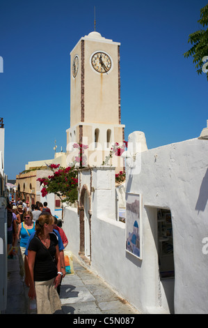 Stretta strada dello shopping nel villaggio di Oia Santorini Grecia Foto Stock